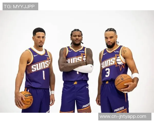 布克称赞格林能减轻压力认为其天赋极高助力球队表现