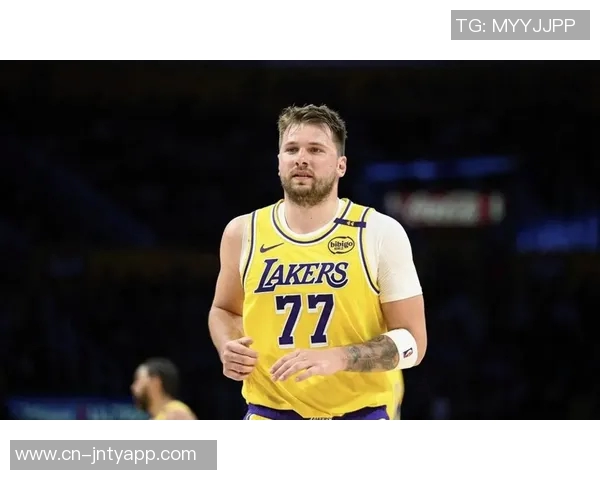 东契奇本赛季技犯次数已达12次排名联盟第二仅次于狄龙的15次