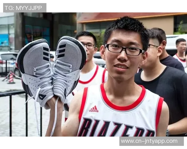 利拉德回母校韦伯州立大学视察篮球赛展现对母校的深厚情感